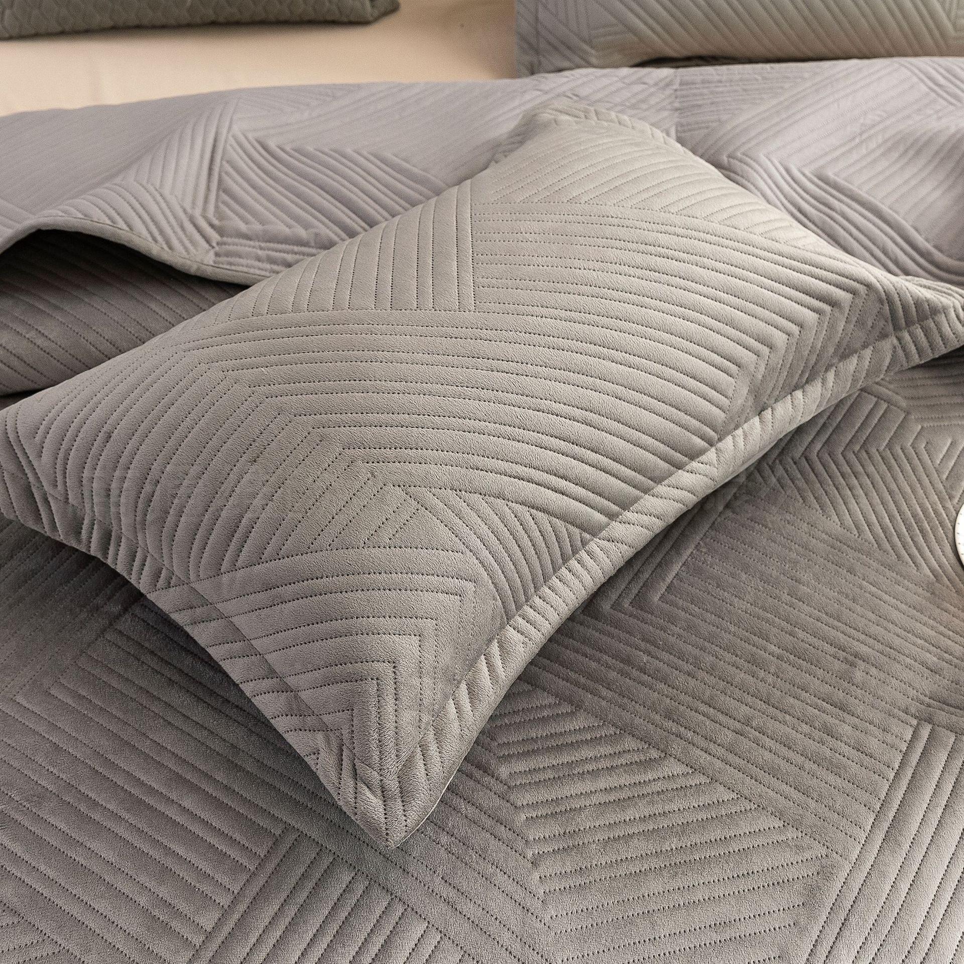 Crystal Velvet Quilted Bedspread Set with Interwoven Diamond Ultrasonic Design – Soft, Breathable & Easy-Care 3-Piece Bedding Set