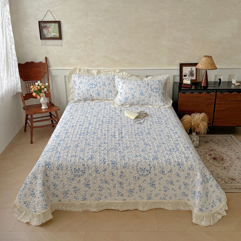 Vintage Lace Printed Microfiber Quilted Bedspread Set – Soft, Breathable & Easy-Care 3-Piece Bedspread Set