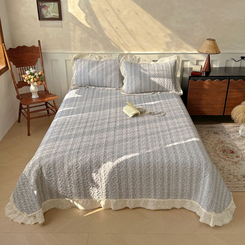 Vintage Lace Printed Microfiber Quilted Bedspread Set – Soft, Breathable & Easy-Care 3-Piece Bedspread Set