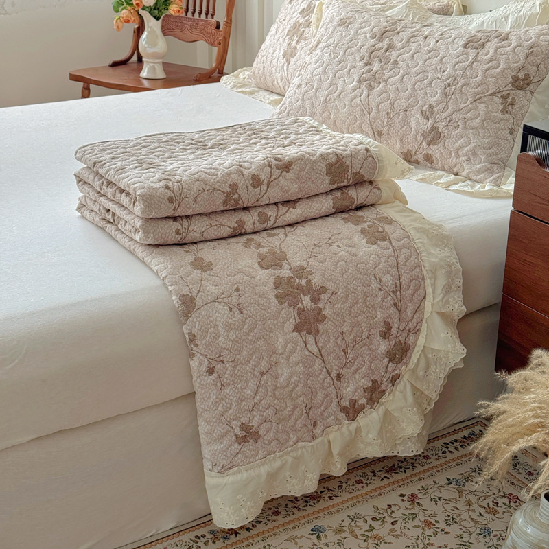 Vintage Lace Printed Microfiber Quilted Bedspread Set – Soft, Breathable & Easy-Care 3-Piece Bedspread Set