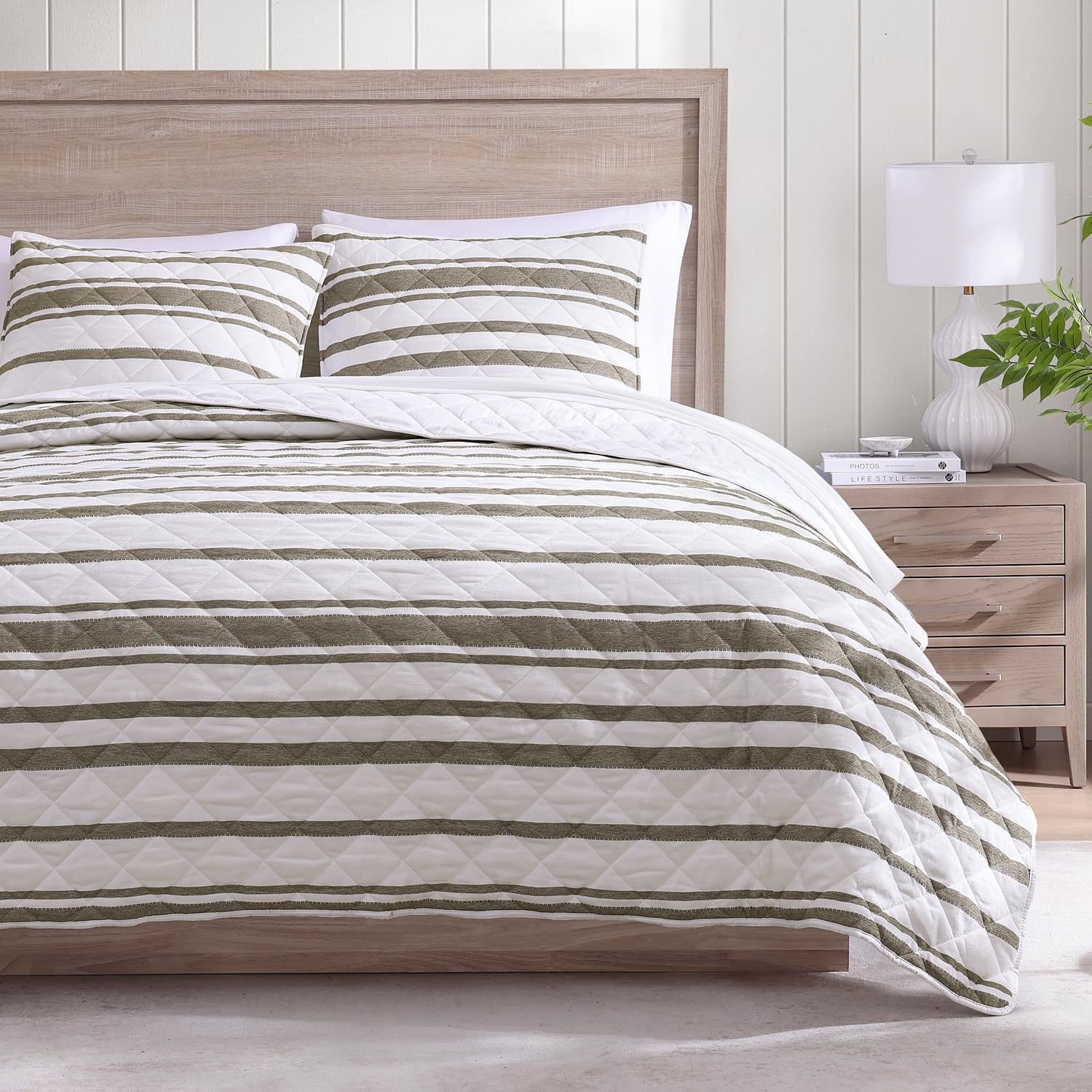 Striped Microfiber Quilted Bedspread Set with Diamond Stitch – Soft, Breathable & Easy-Care 3-Piece Bedspread Set