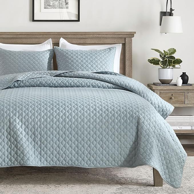 Shell-Shaped Ultrasonic Quilted Bedspread Set – Soft Microfiber, Classic Design & Down-Alternative Filling