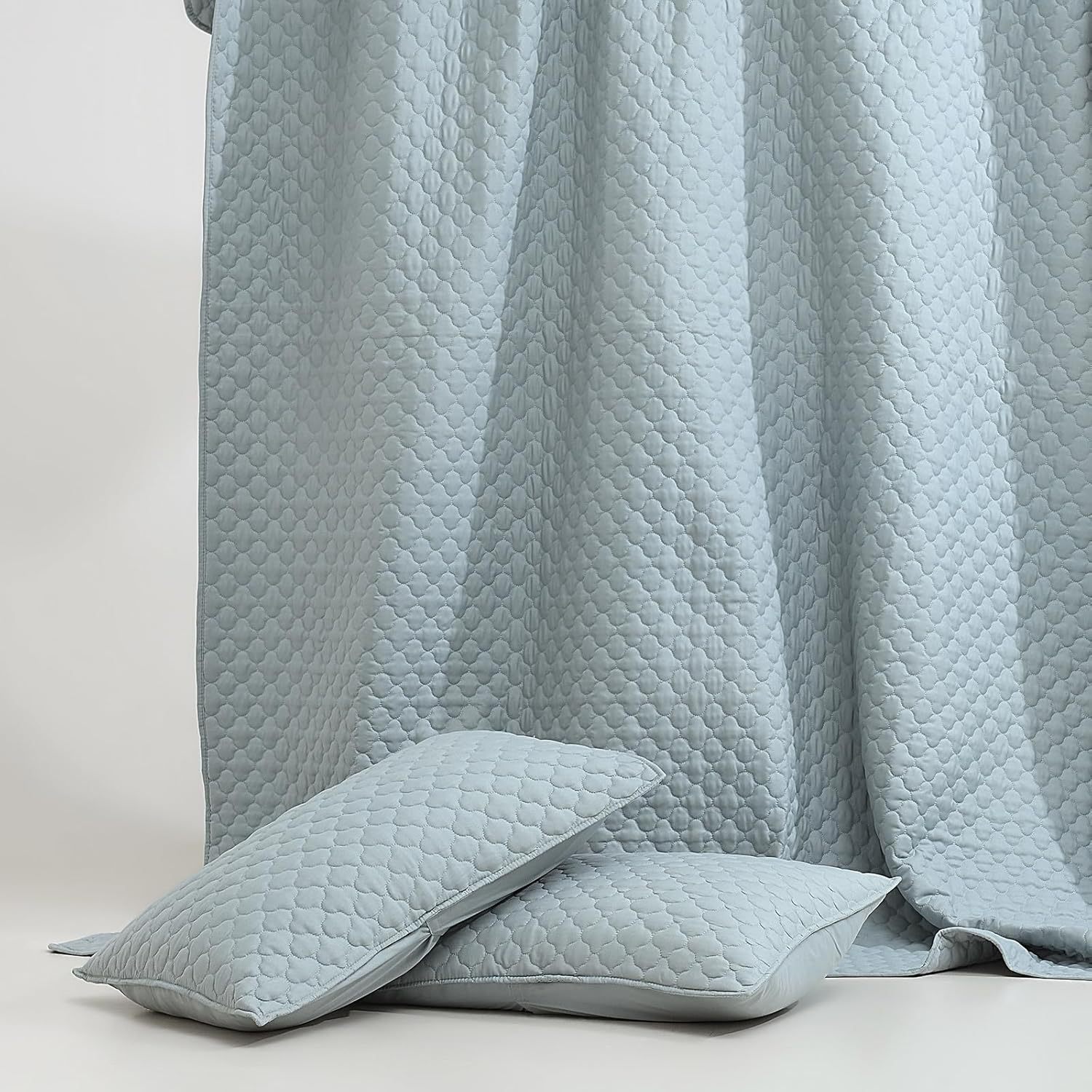 Shell-Shaped Ultrasonic Quilted Bedspread Set – Soft Microfiber, Classic Design & Down-Alternative Filling