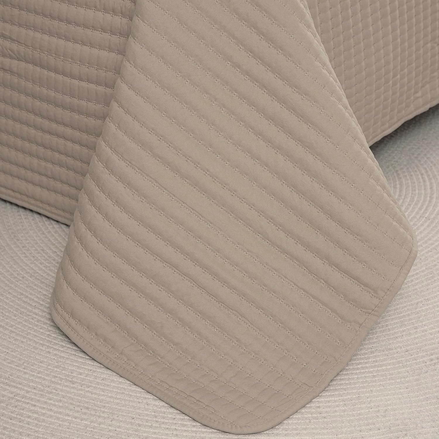 Cotton Quilted Bedspread Set with Small Check Pattern – Soft, Breathable & Easy-Care 3-Piece Bedspread Set