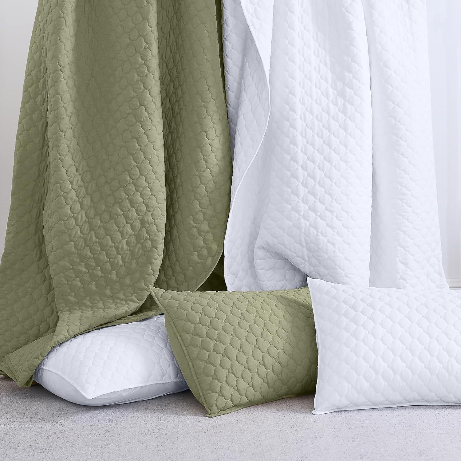 Shell-Shaped Ultrasonic Quilted Bedspread Set – Soft Microfiber, Classic Design & Down-Alternative Filling