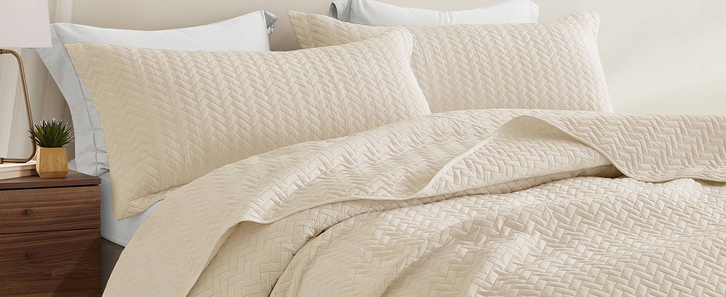 Chevron Ultrasonic Quilted Bedspread Set – Soft Microfiber, Modern V-Pattern Design & Down-Alternative Filling