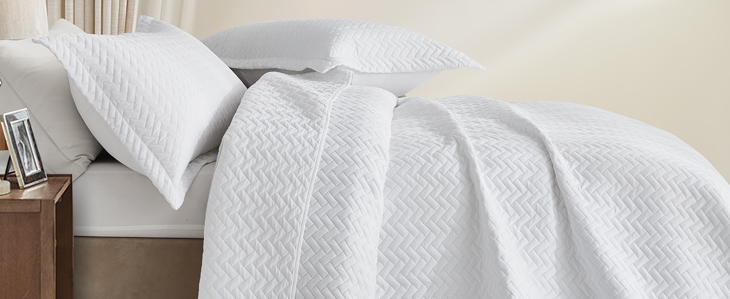 Chevron Ultrasonic Quilted Bedspread Set – Soft Microfiber, Modern V-Pattern Design & Down-Alternative Filling