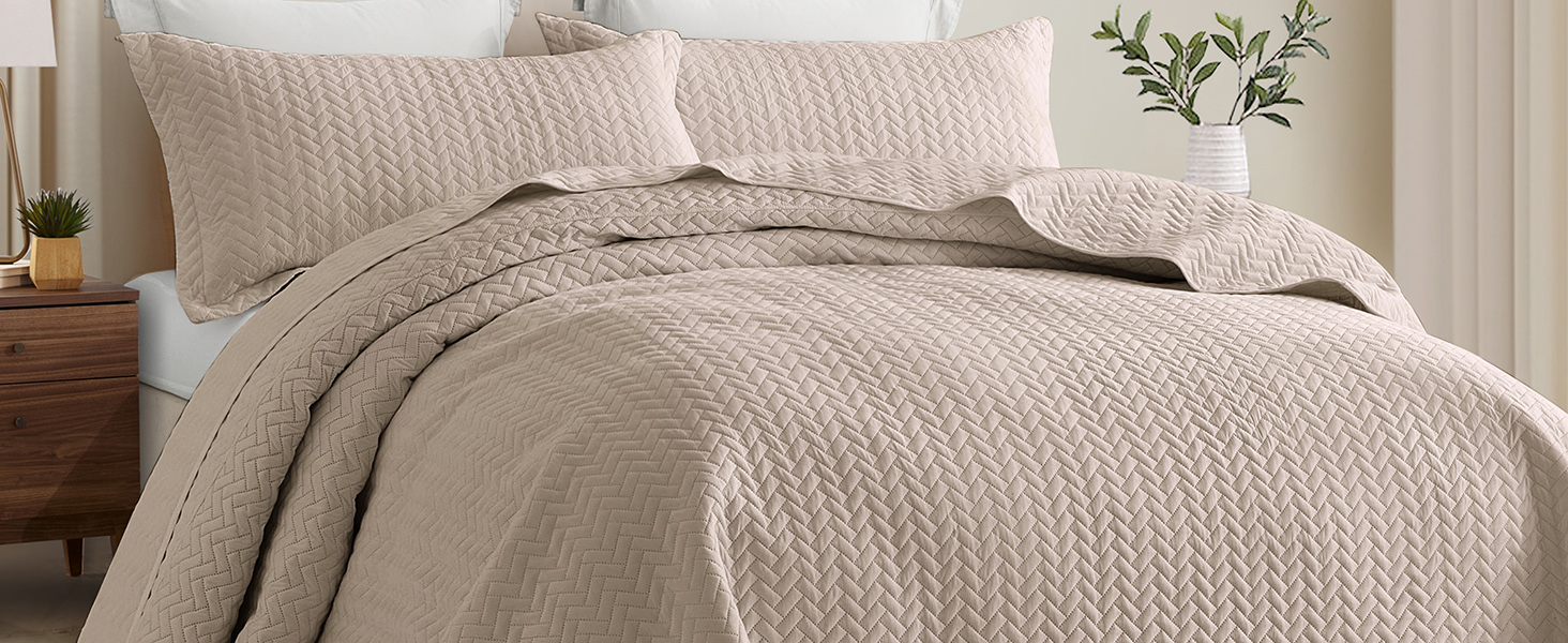 Chevron Ultrasonic Quilted Bedspread Set – Soft Microfiber, Modern V-Pattern Design & Down-Alternative Filling