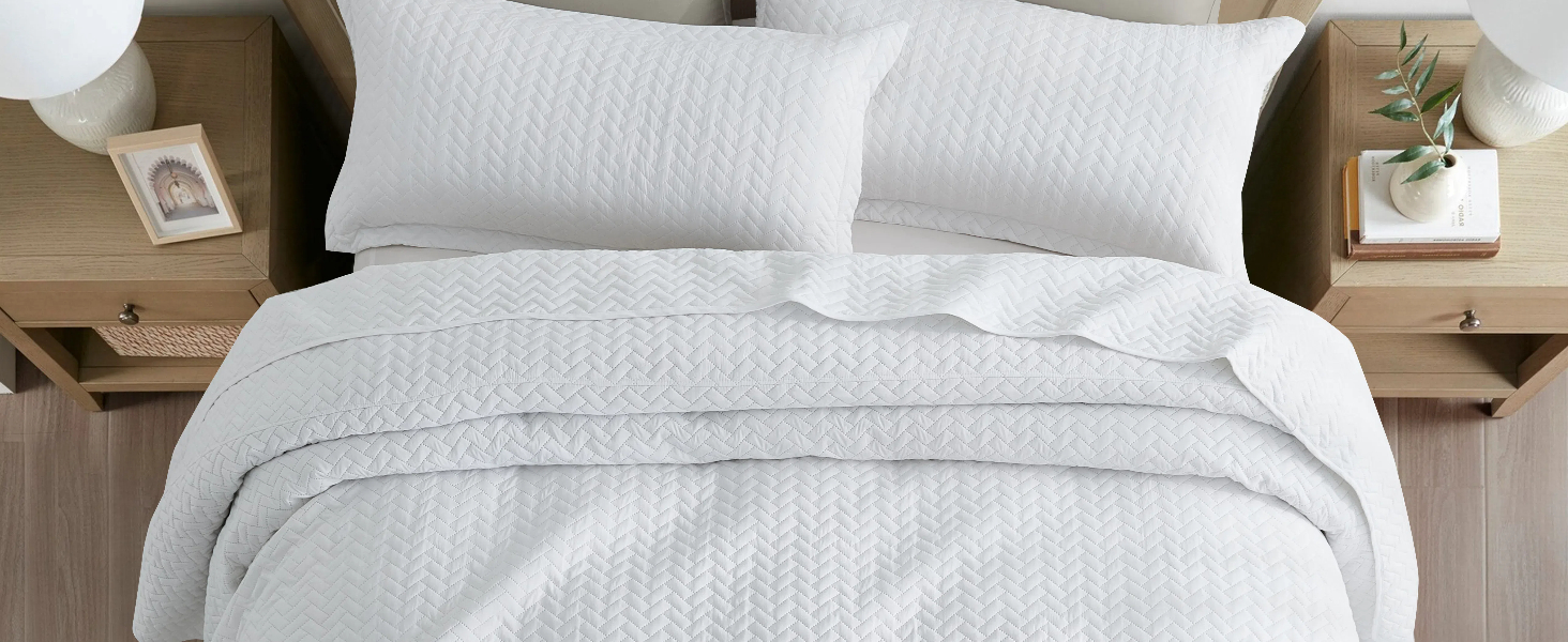 Chevron Ultrasonic Quilted Bedspread Set – Soft Microfiber, Modern V-Pattern Design & Down-Alternative Filling