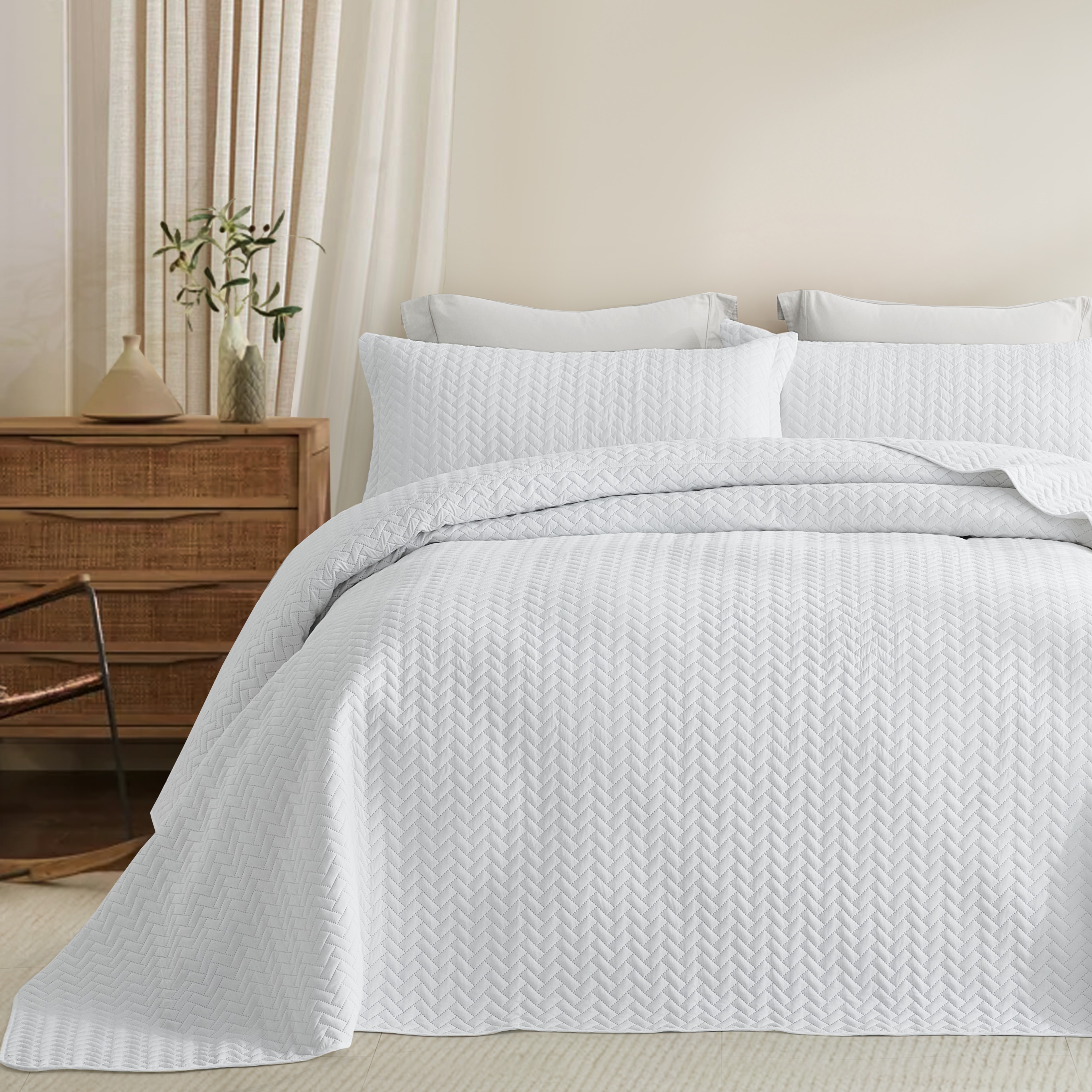 Chevron Ultrasonic Quilted Bedspread Set – Soft Microfiber, Modern V-Pattern Design & Down-Alternative Filling