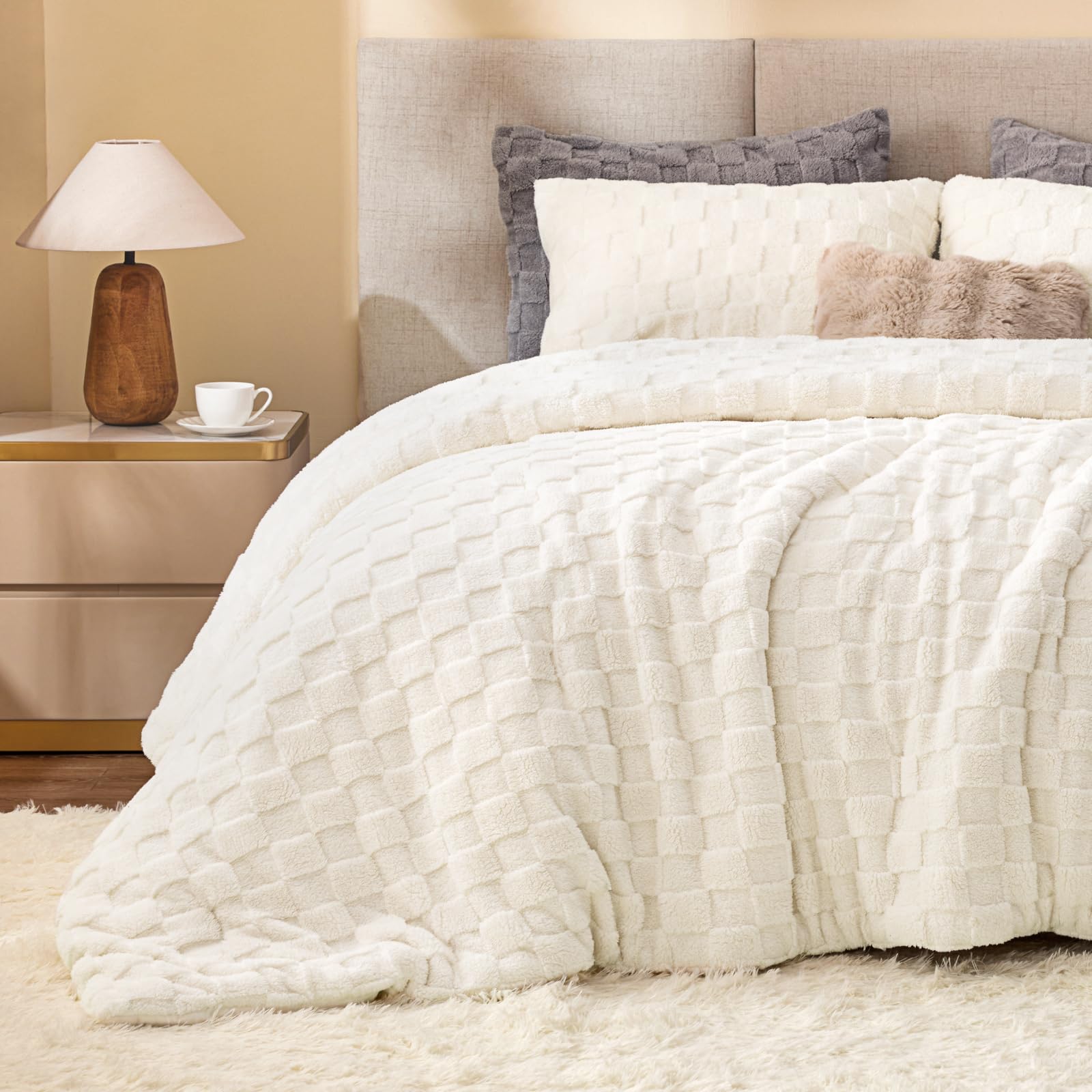 Ultra-Soft Checkered Fleece Blanket Set — Warm, Fluffy, Reversible Winter Bedding