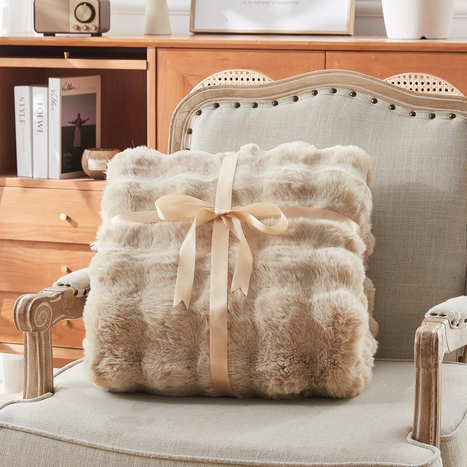 Dual-Layer Faux Rabbit Fur & Fleece Blanket – Bubble Wave Design, Soft & Durable Cozy Throw