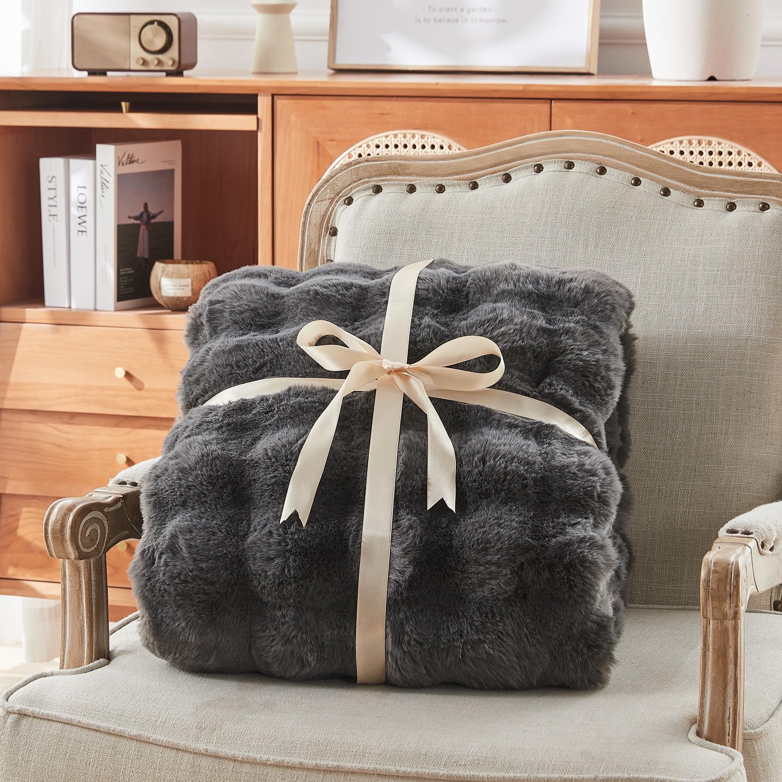 Dual-Layer Faux Rabbit Fur & Fleece Blanket – Bubble Wave Design, Soft & Durable Cozy Throw