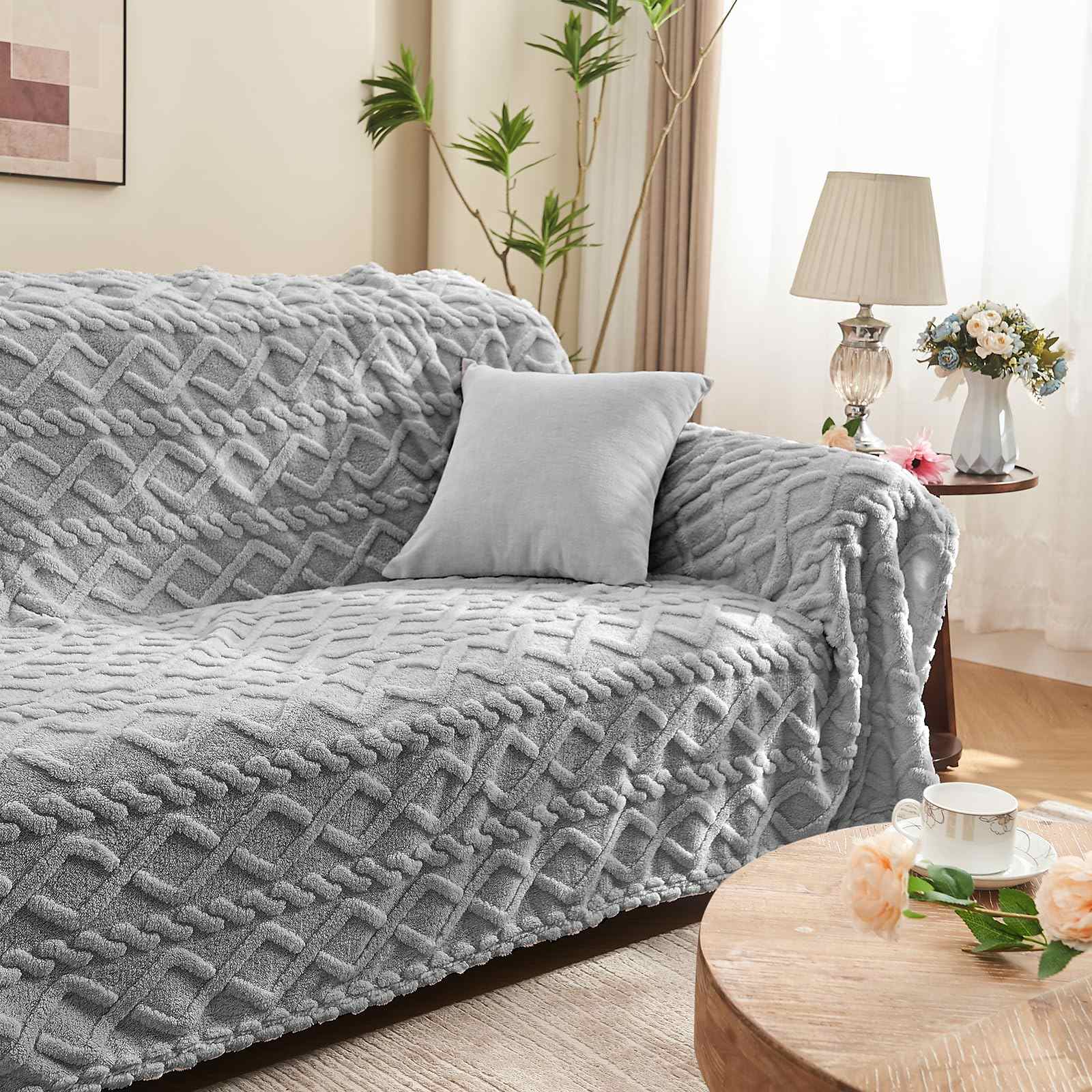 3D Tafﬀy Fleece Jacquard Blanket – Soft, Lightweight & Modern Decorative Throw