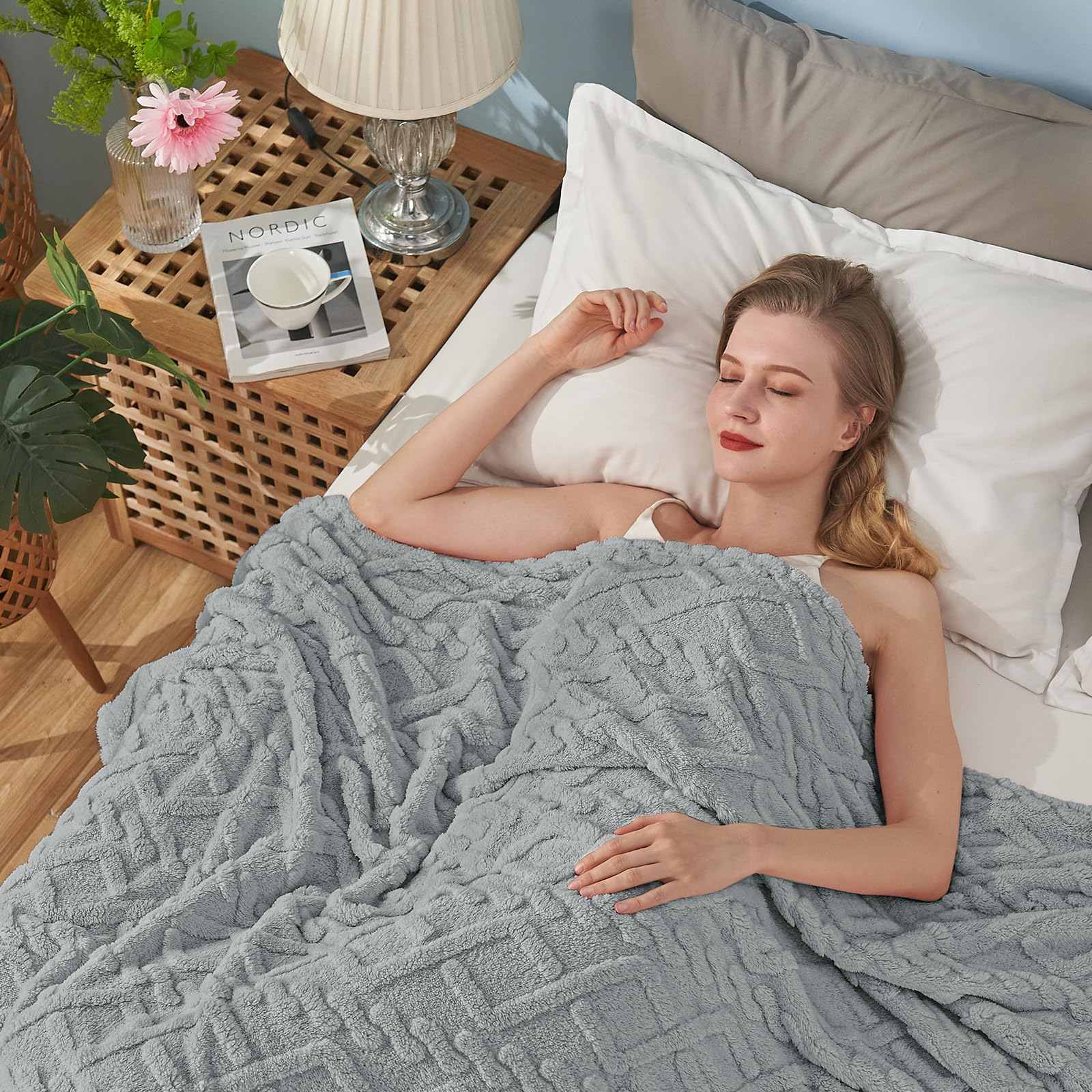 3D Tafﬀy Fleece Jacquard Blanket – Soft, Lightweight & Modern Decorative Throw