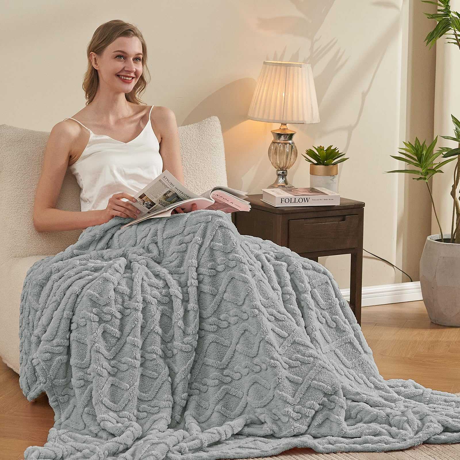 3D Tafﬀy Fleece Jacquard Blanket – Soft, Lightweight & Modern Decorative Throw