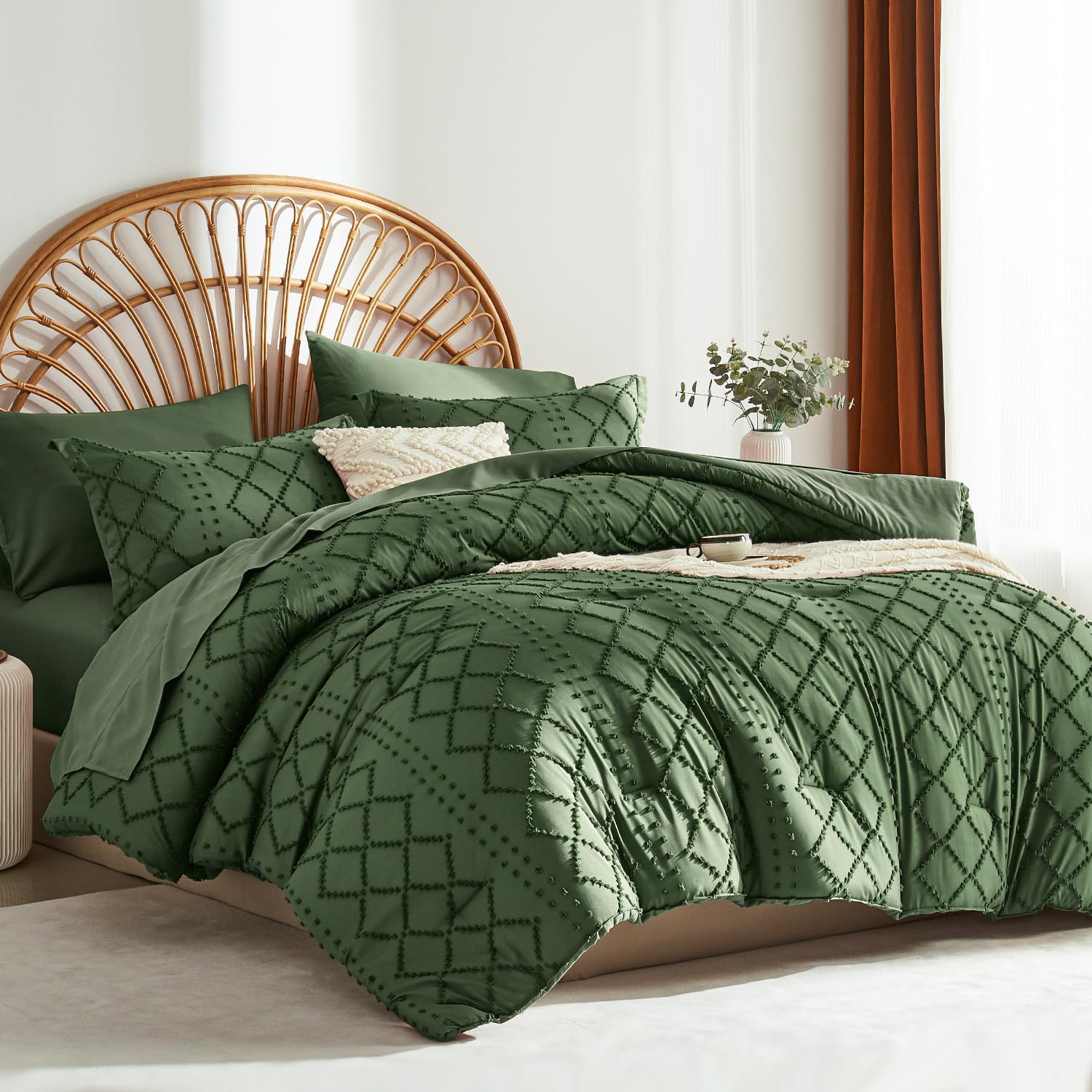 Geometric Cutwork Tufted Quilt Set – Soft Washed Microfiber Bedding for Comfortable Sleep