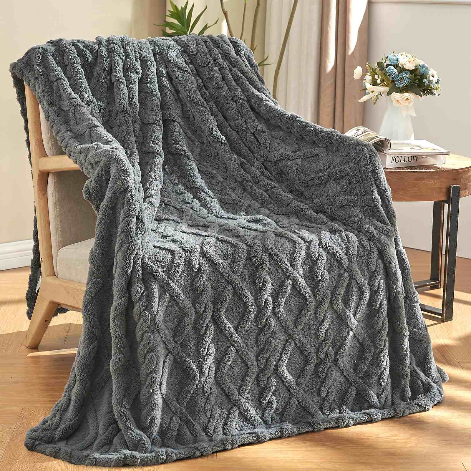 3D Tafﬀy Fleece Jacquard Blanket – Soft, Lightweight & Modern Decorative Throw