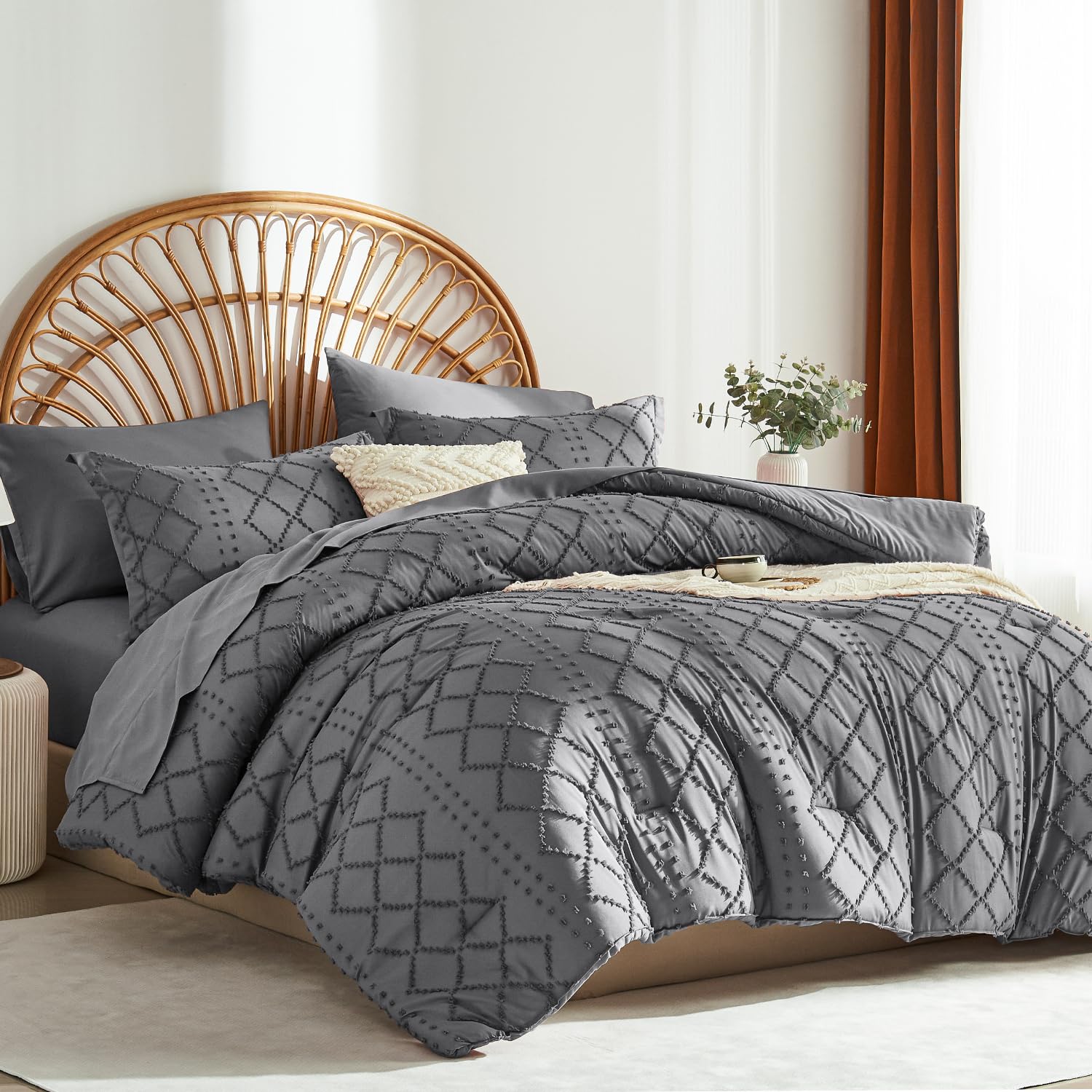 Geometric Cutwork Tufted Quilt Set – Soft Washed Microfiber Bedding for Comfortable Sleep