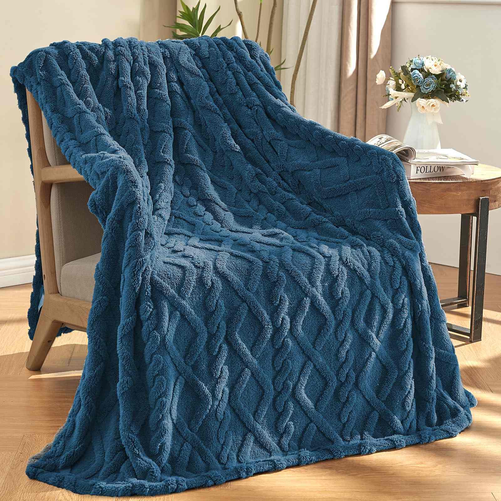 3D Tafﬀy Fleece Jacquard Blanket – Soft, Lightweight & Modern Decorative Throw