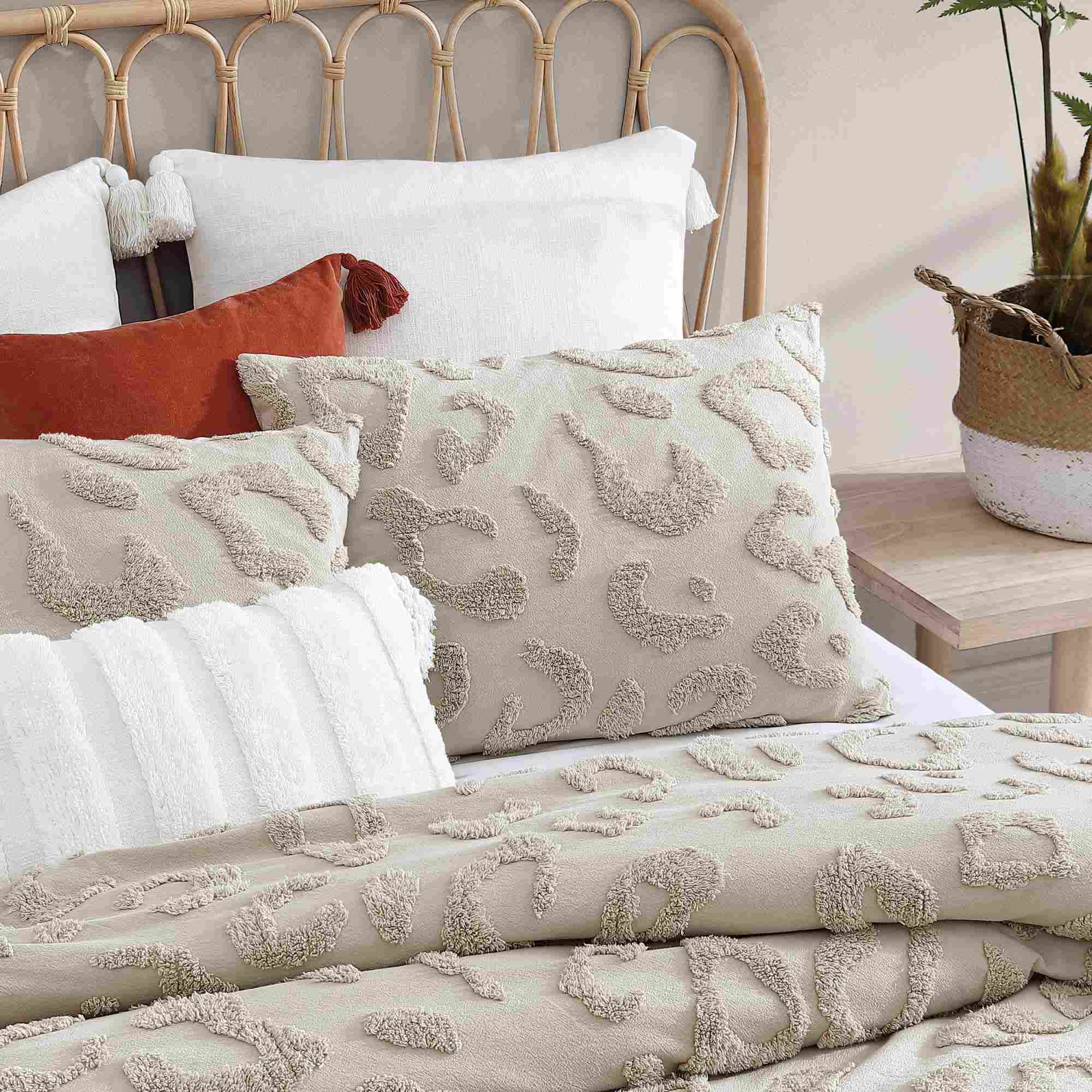 Leopard Tufted Quilt Set – Ultra-Soft Microfiber, Trendy Textured Design & Easy-Care Bedding