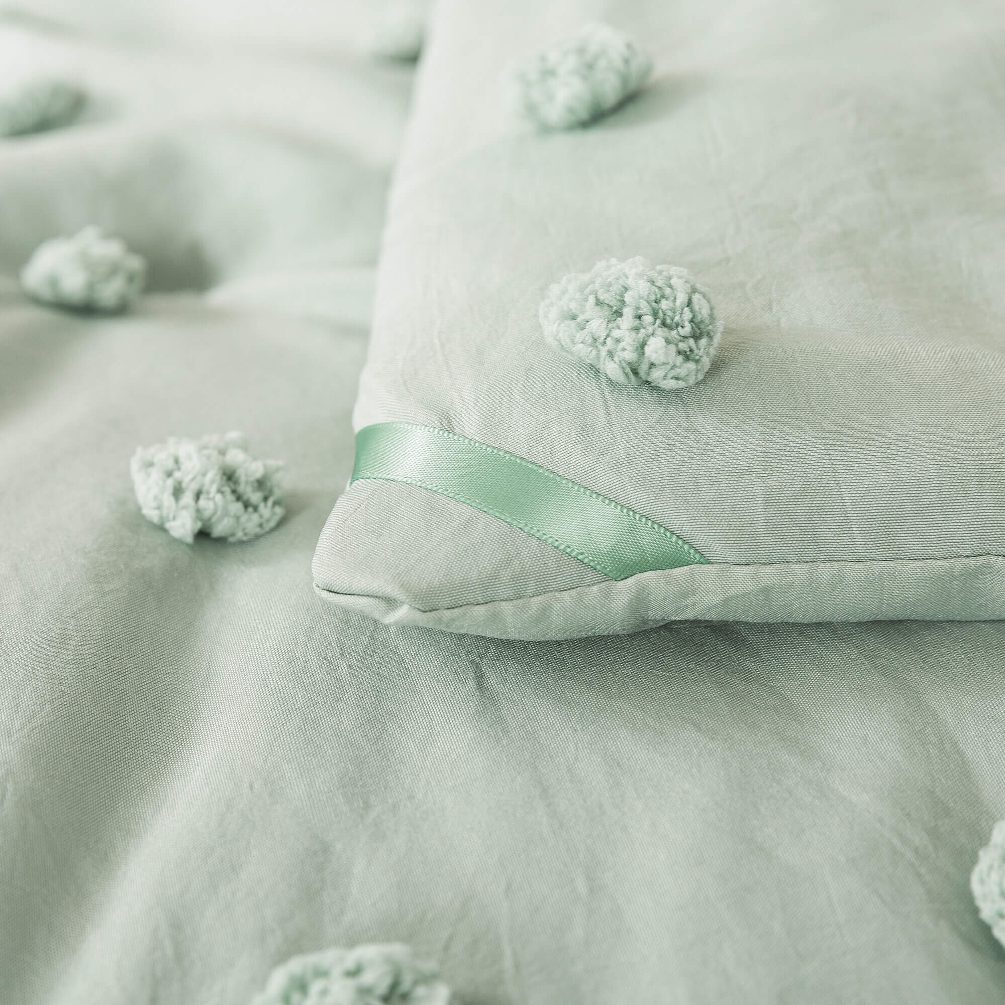 Tufted Dot Quilt Set – Minimalist Textured Design, Soft Microfiber Filling, Durable Stitching & Easy-Care Bedding