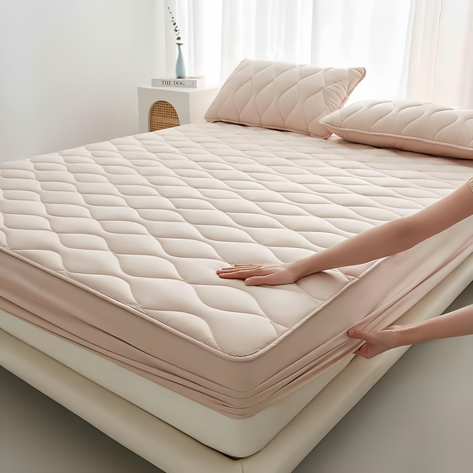 Solid Color Polyester Waterproof Fitted Mattress Protector with Deep Pocket Design