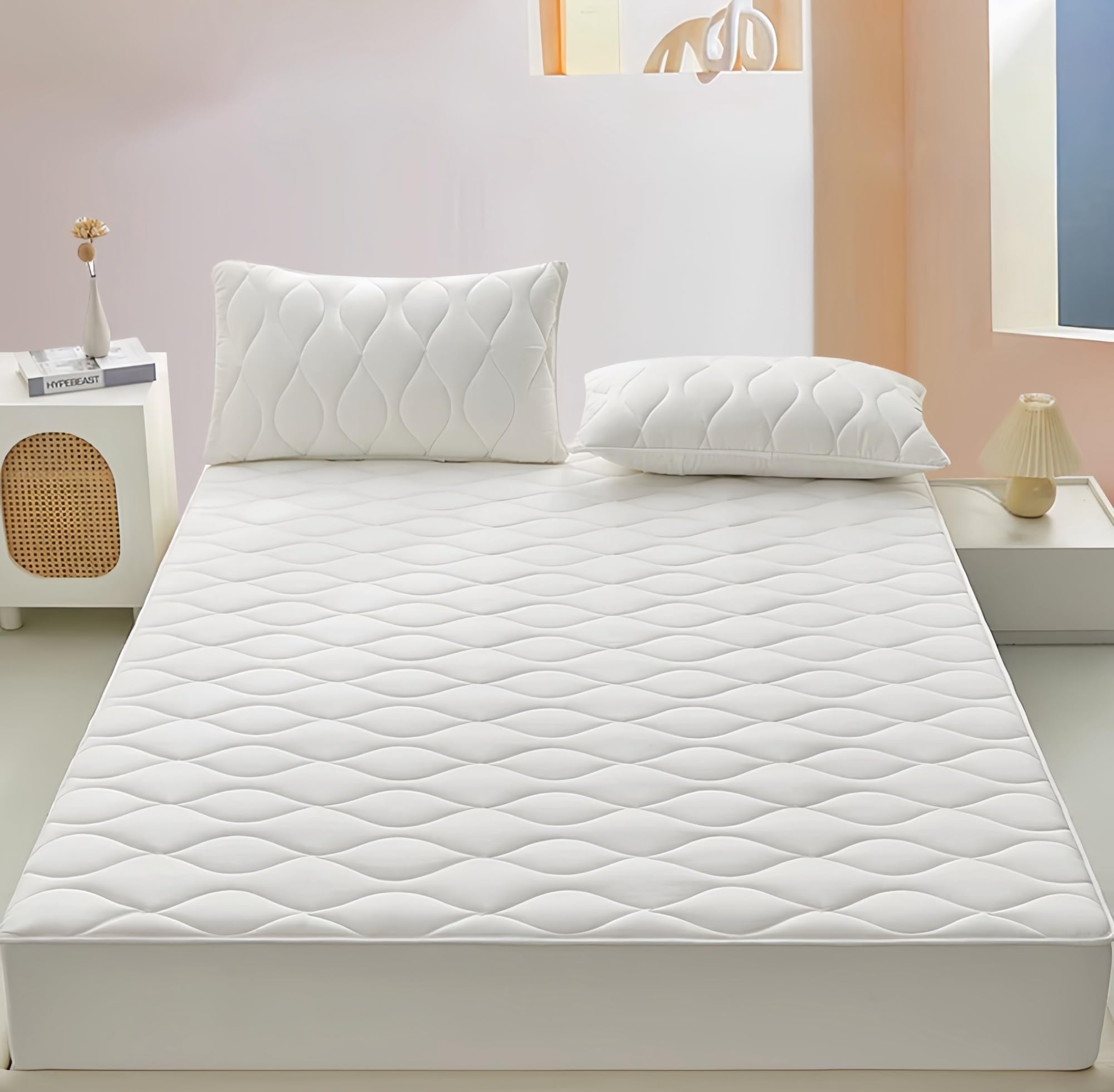 Solid Color Polyester Waterproof Fitted Mattress Protector with Deep Pocket Design