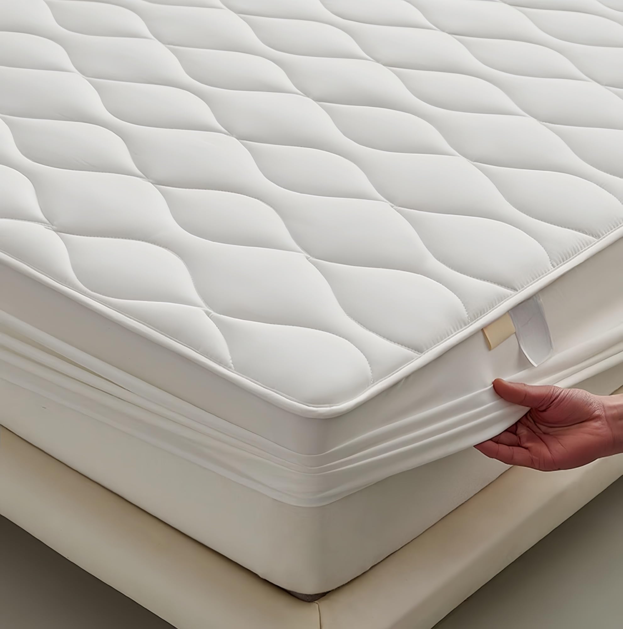 Solid Color Polyester Waterproof Fitted Mattress Protector with Deep Pocket Design