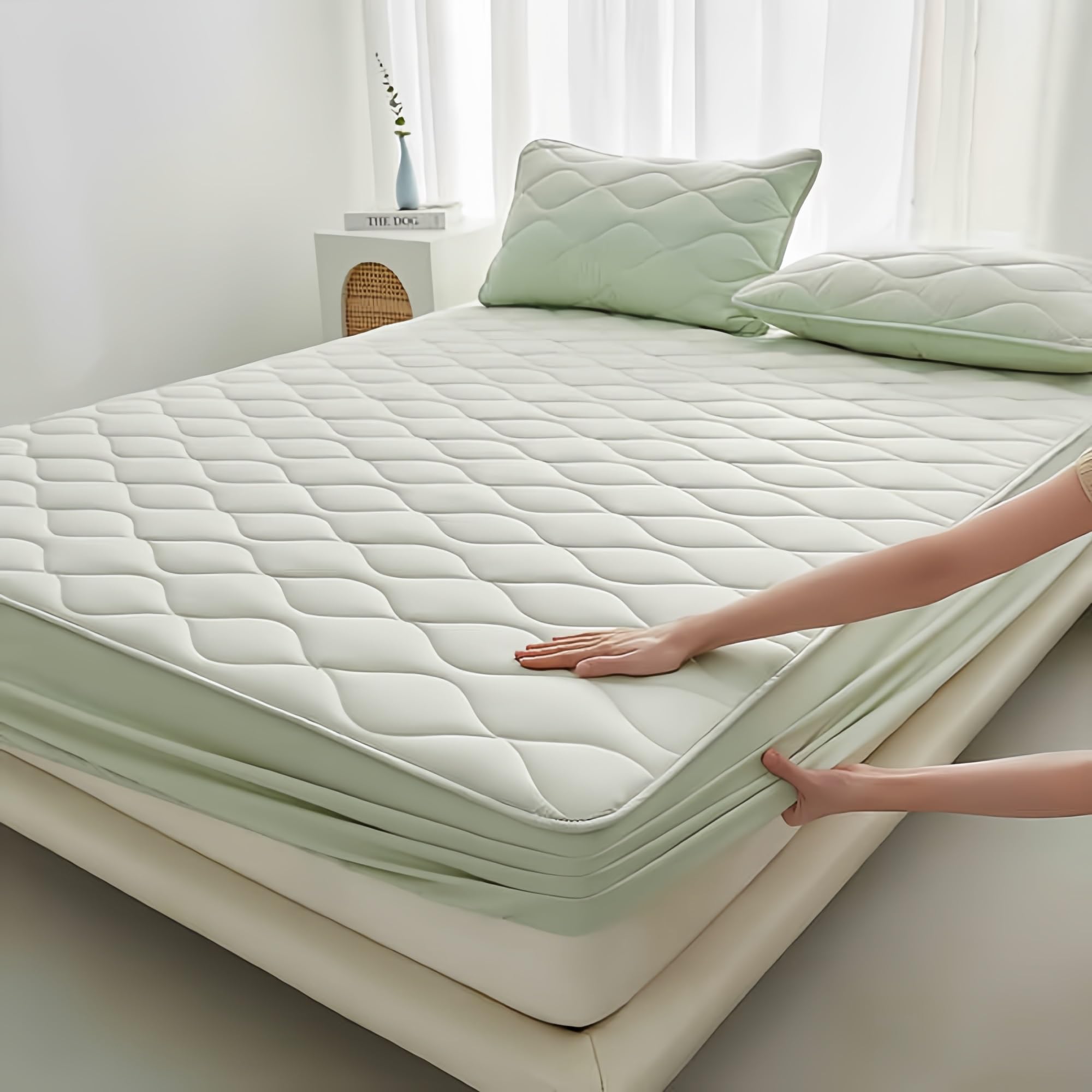 Solid Color Polyester Waterproof Fitted Mattress Protector with Deep Pocket Design
