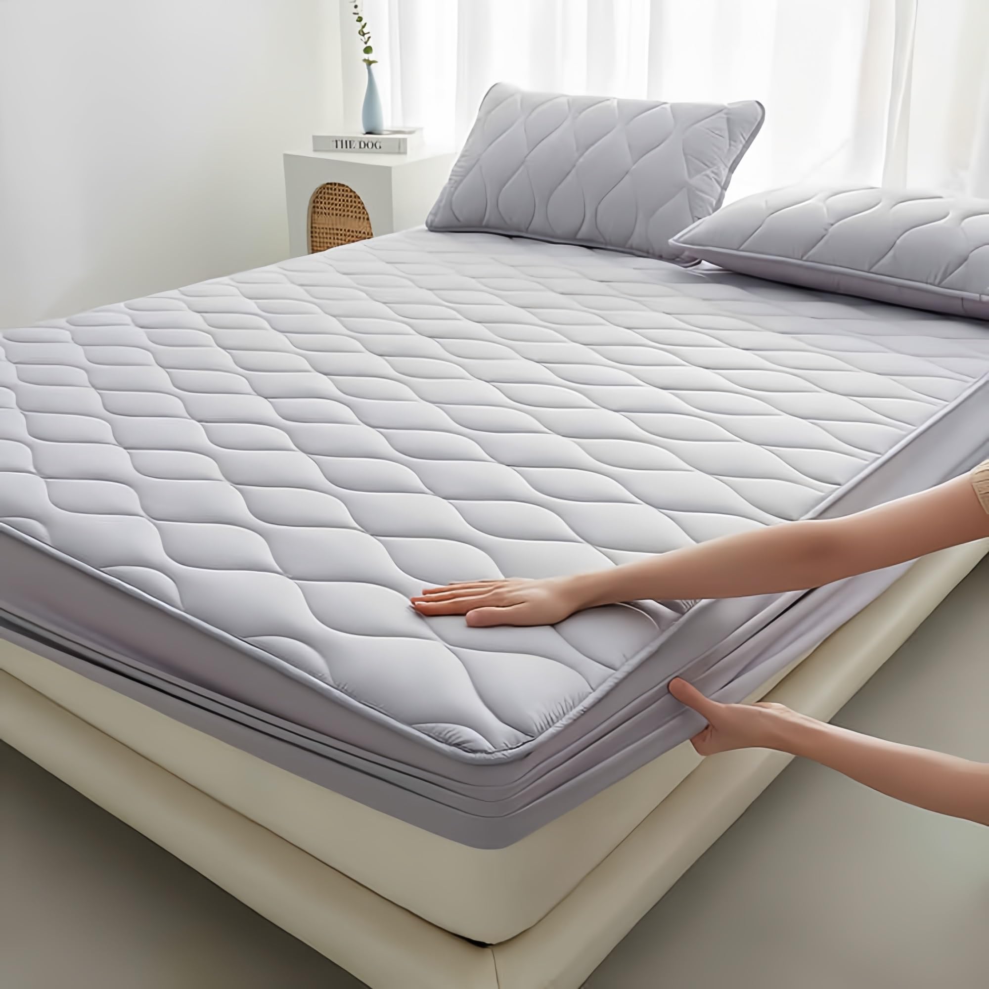 Solid Color Polyester Waterproof Fitted Mattress Protector with Deep Pocket Design