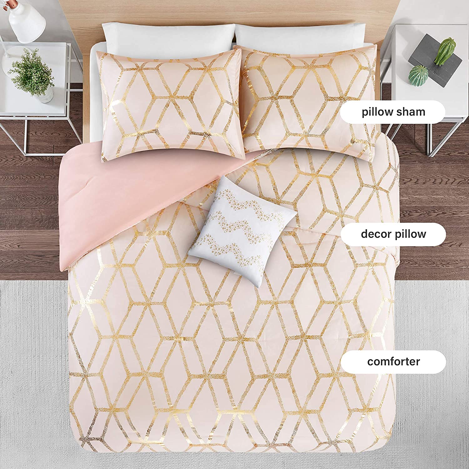 Modern Geometric Gold Metallic Print Quilt – Soft, Lightweight, and Stylish