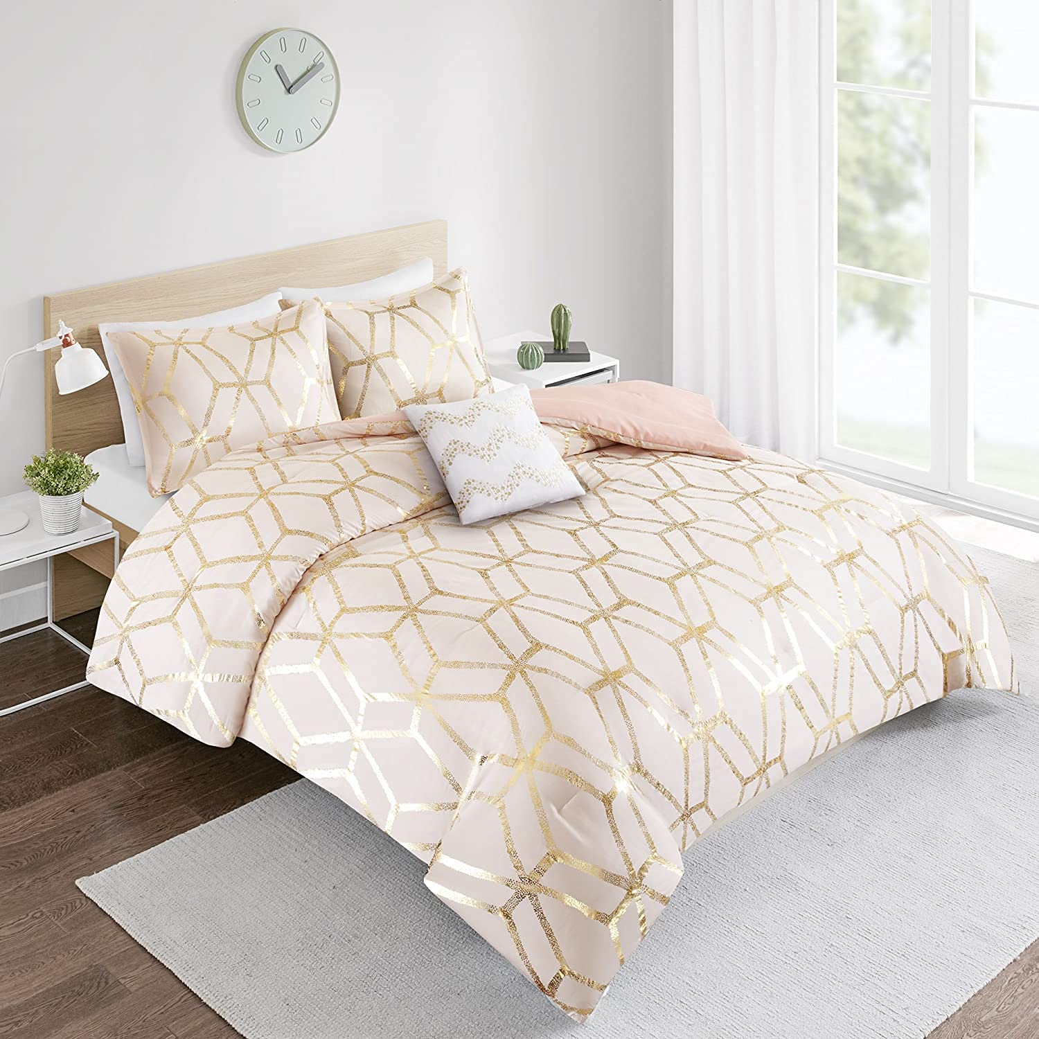 Modern Geometric Gold Metallic Print Quilt – Soft, Lightweight, and Stylish