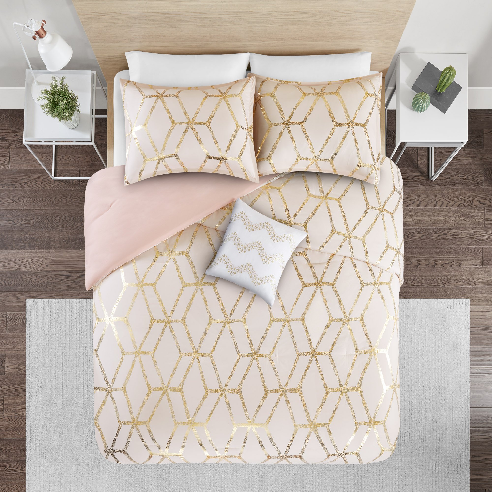 Modern Geometric Gold Metallic Print Quilt – Soft, Lightweight, and Stylish