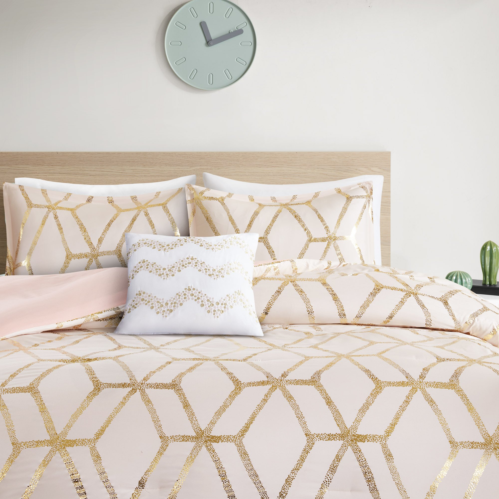 Modern Geometric Gold Metallic Print Quilt – Soft, Lightweight, and Stylish