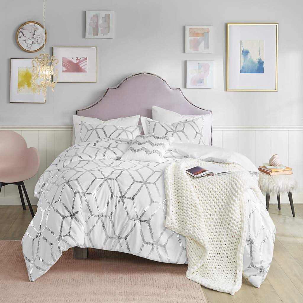 Modern Geometric Gold Metallic Print Quilt – Soft, Lightweight, and Stylish