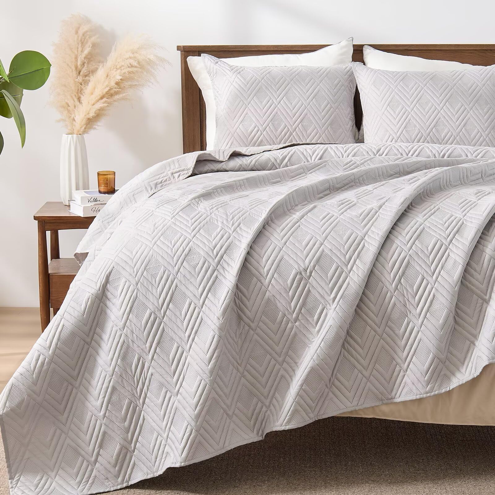 Square Pattern Ultrasonic Bedspread Set – Soft Microfiber & All-Season Style