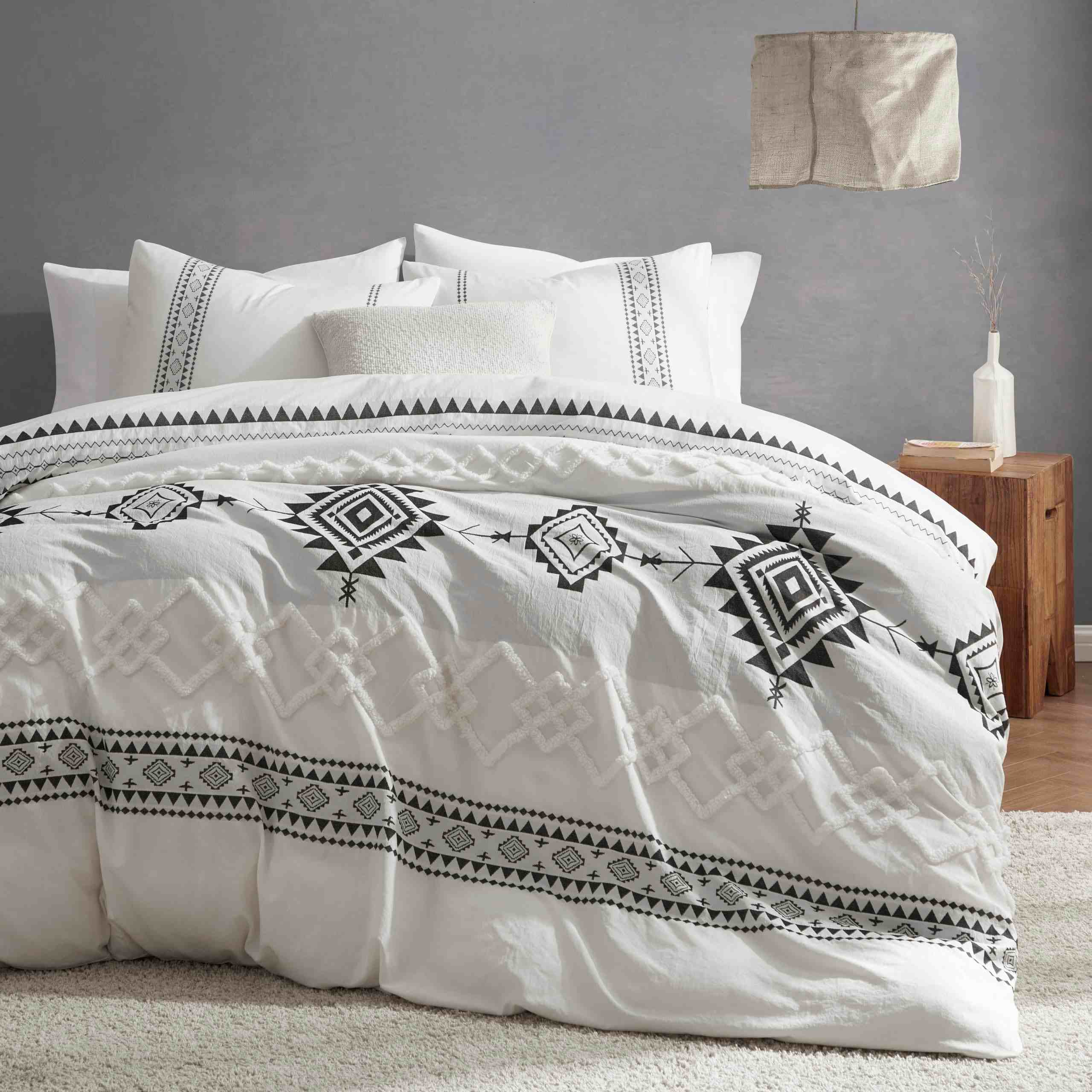 Geometric Tufted Comforter Set – Bohemian Jacquard Microfiber 3-Piece Bedding Collection