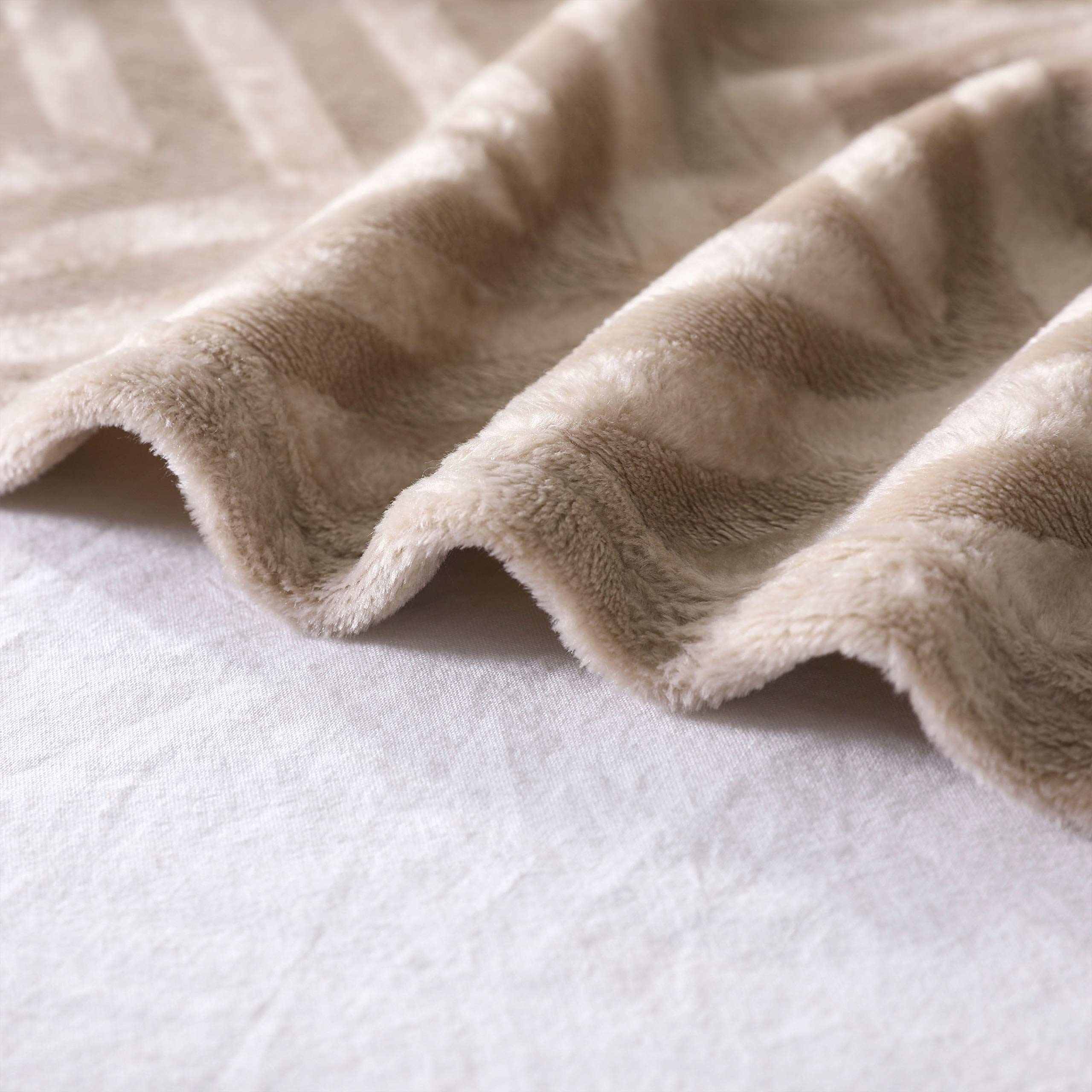 Ultra-Soft Flannel Fleece Blanket – Plush All-Season Throw for Home & Travel