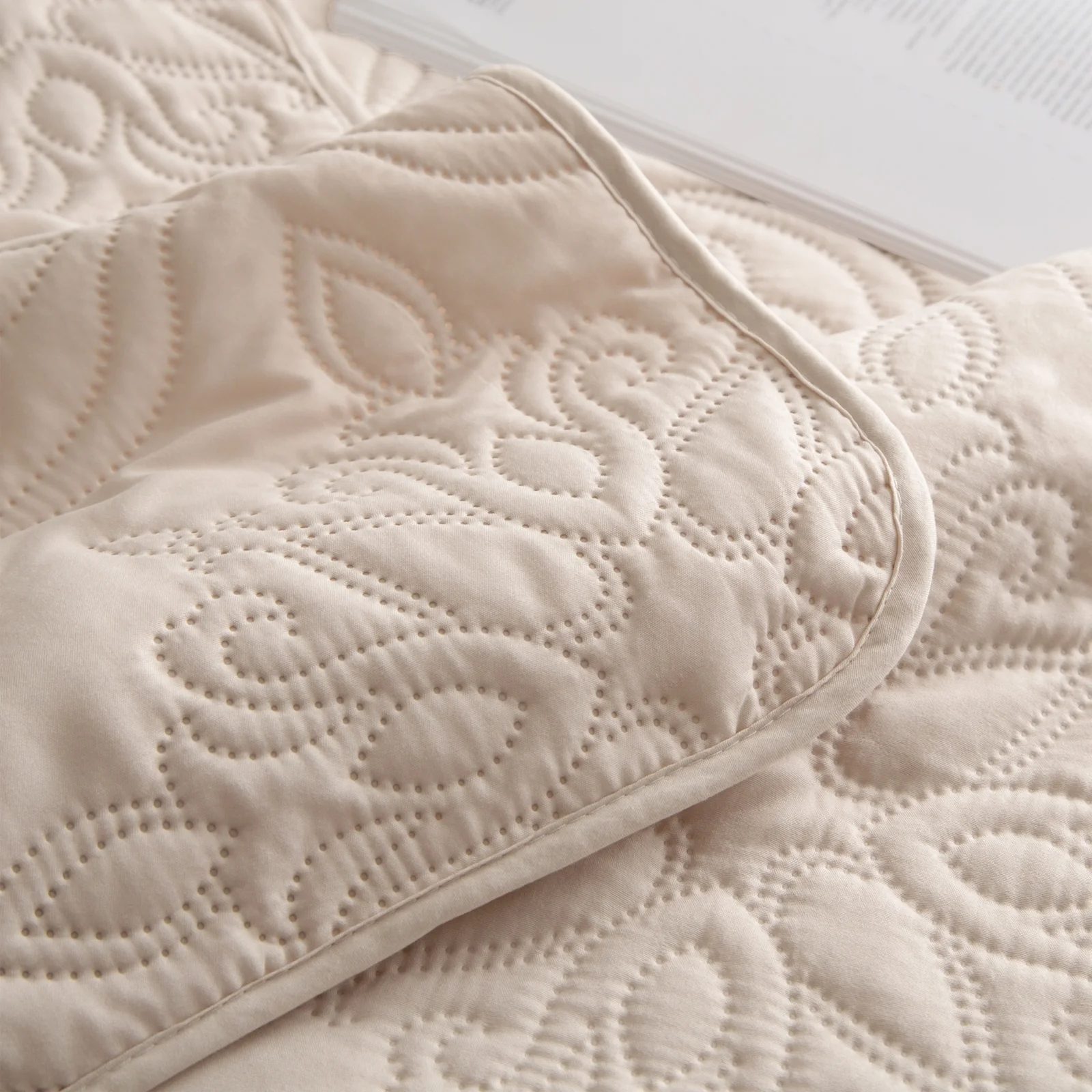 Floral Ultrasonic Microfiber Bedspread Set – Reversible Vintage Elegance