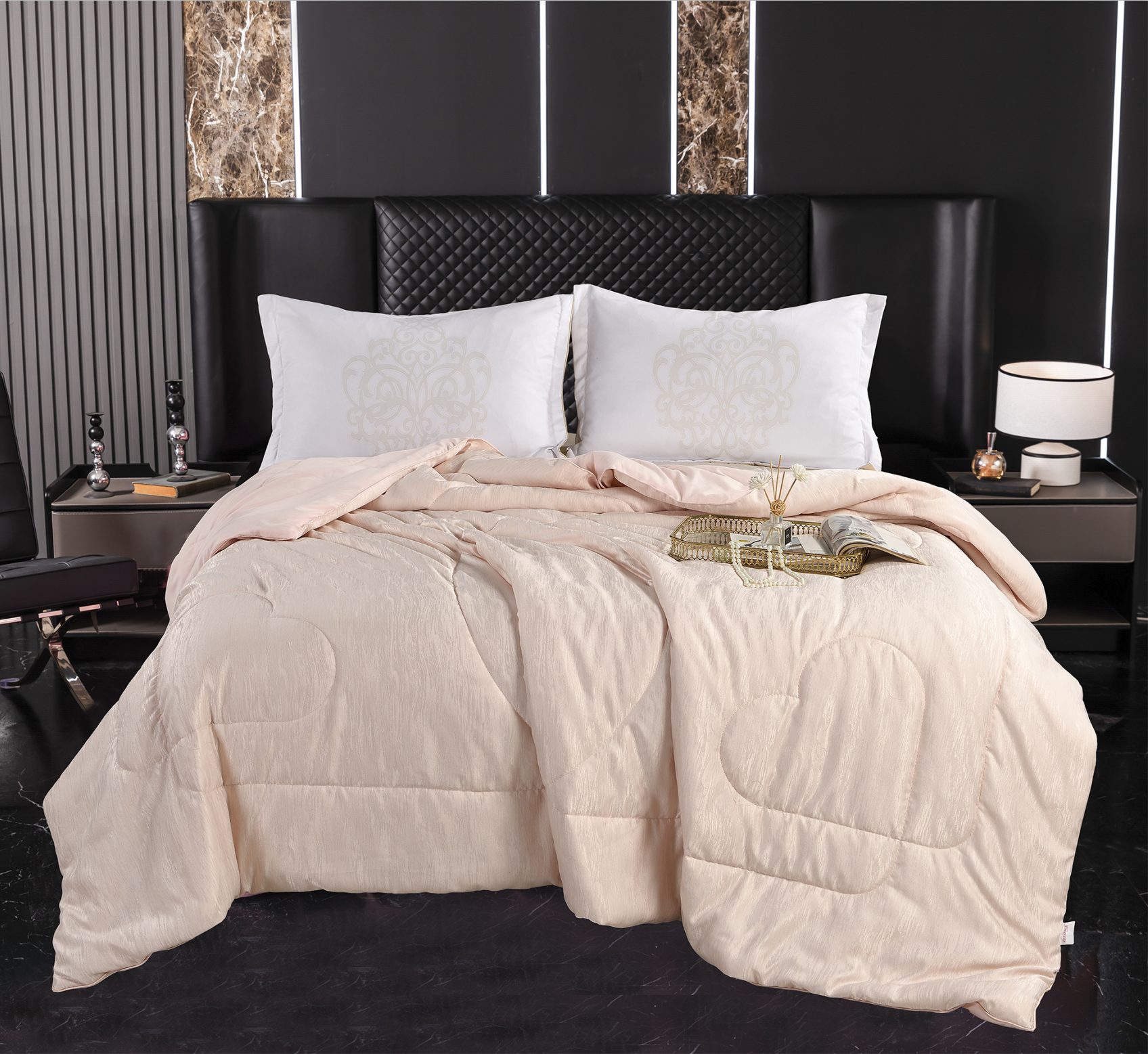Wave Jacquard Quilt, Lightweight Polyester-Filled Comforter