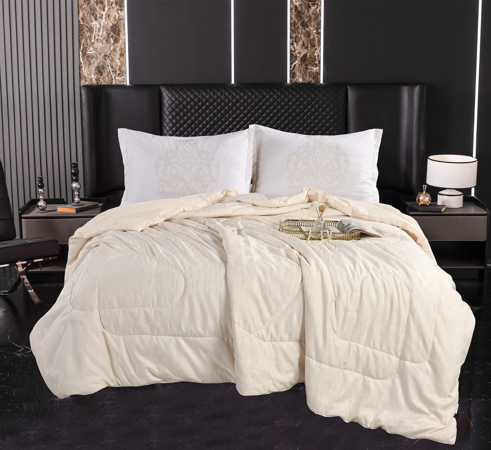 Wave Jacquard Quilt, Lightweight Polyester-Filled Comforter