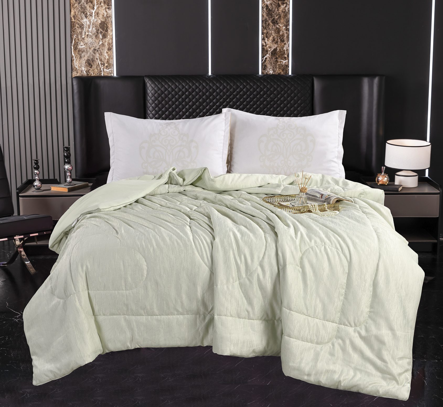 Wave Jacquard Quilt, Lightweight Polyester-Filled Comforter