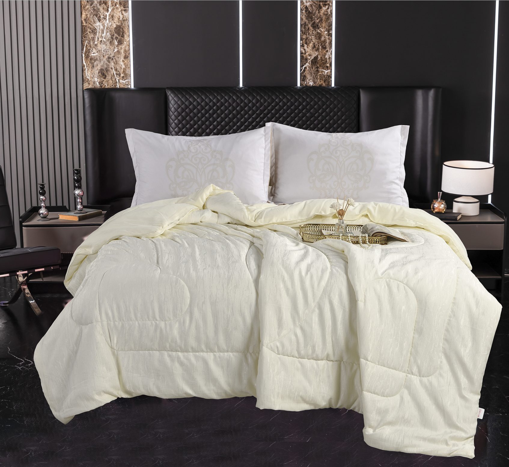 Wave Jacquard Quilt, Lightweight Polyester-Filled Comforter