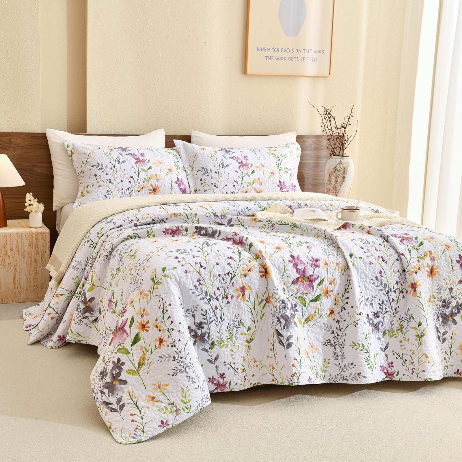 3-Piece Quilted Bedcover Set with Fresh White Wildflower Garden Theme