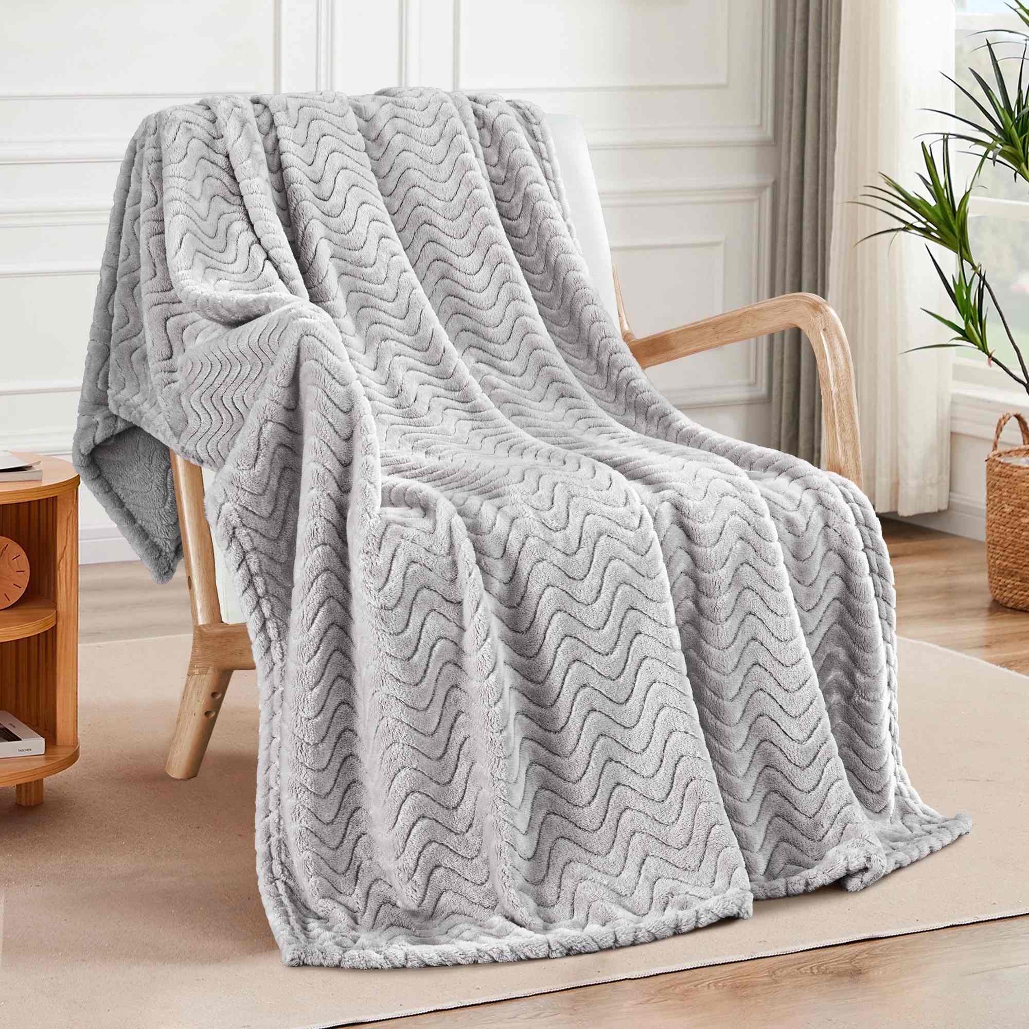 Wave Pattern Flannel Throw Blanket – Ultra-Soft Double-Sided Microfiber, Lightweight Jacquard Decorative Blanket for All Seasons