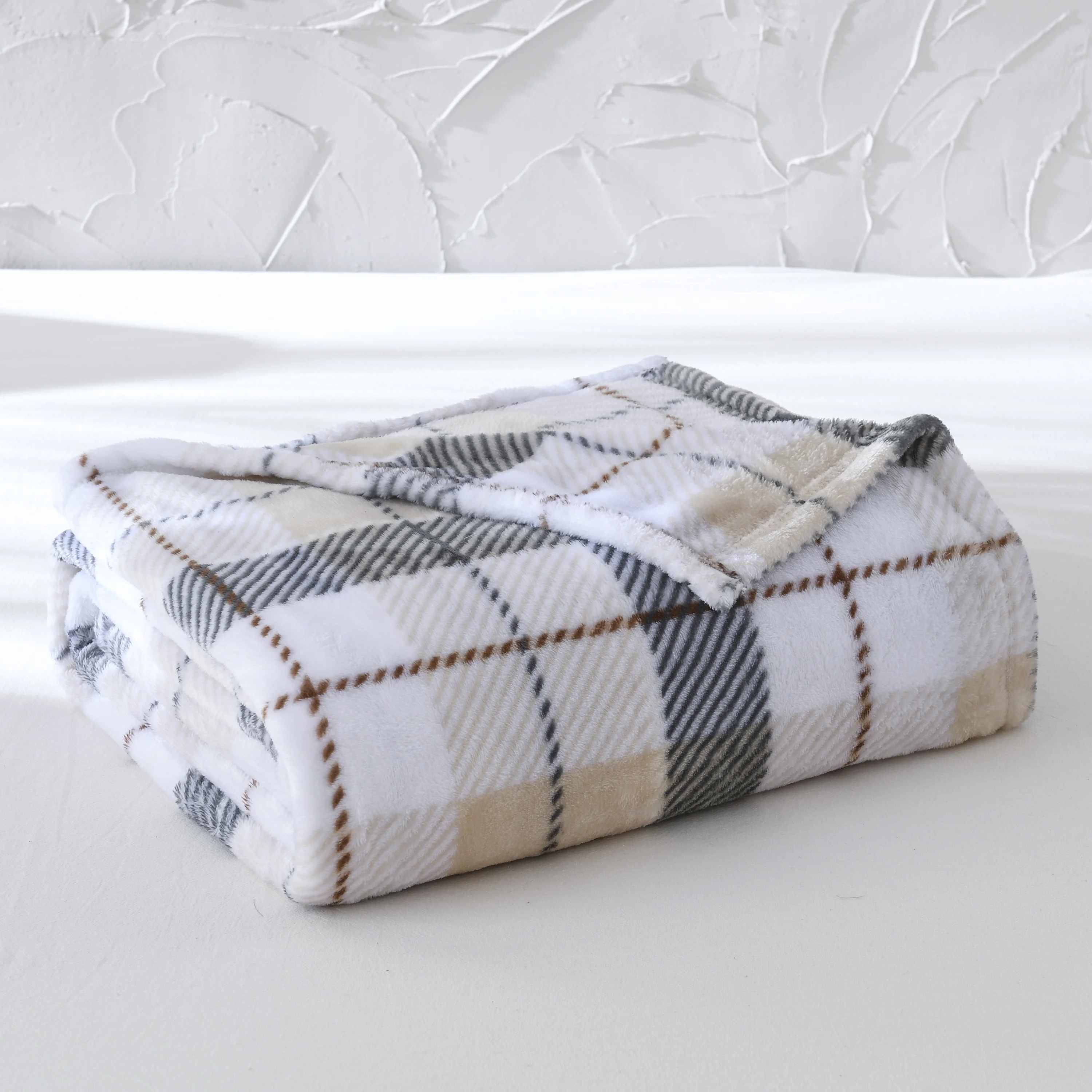 Versatile Plaid Velvet Throw Blanket – Recycled Polyester Soft & Cozy Home Essential