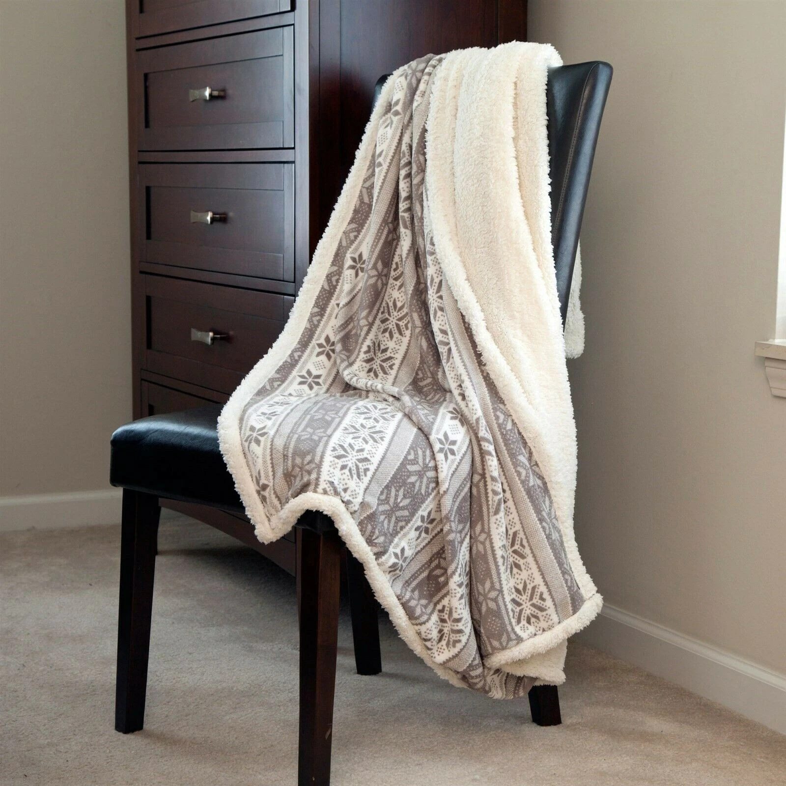 Snowflake Pattern Double-Layer Sherpa Fleece Blanket – Soft & Lightweight Cozy Throw