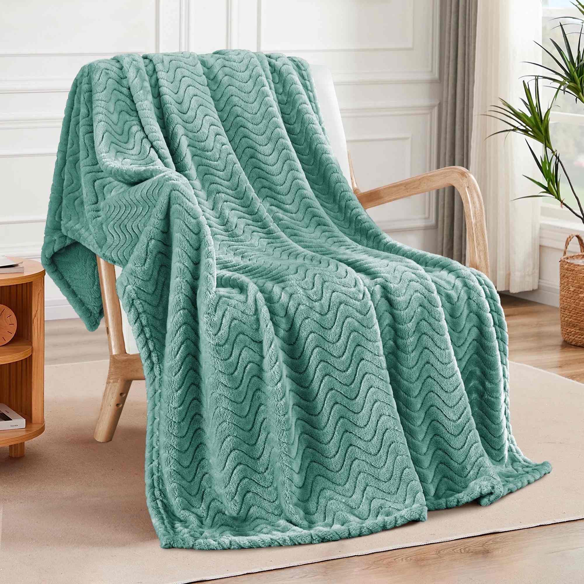 Wave Pattern Flannel Throw Blanket – Ultra-Soft Double-Sided Microfiber, Lightweight Jacquard Decorative Blanket for All Seasons