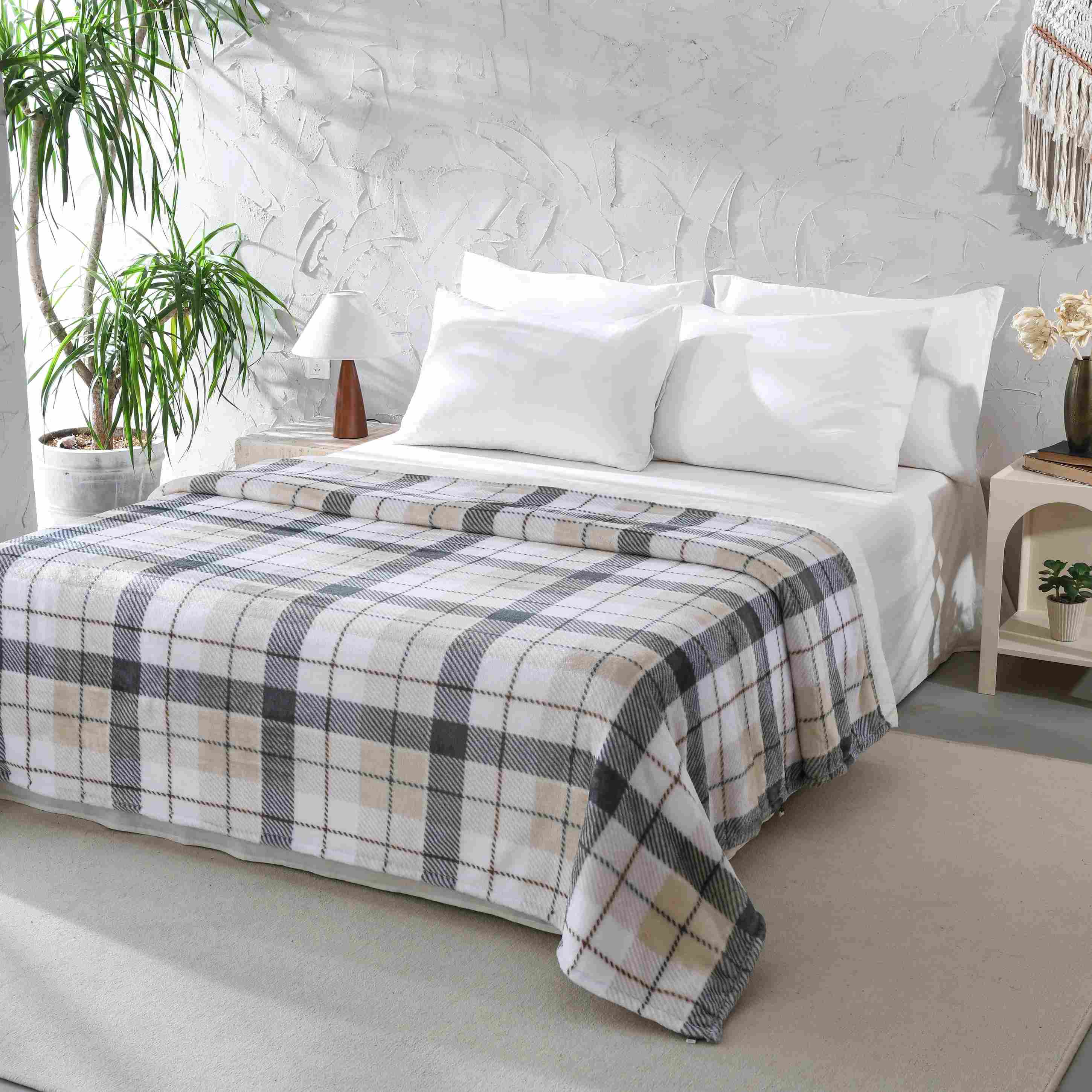 Versatile Plaid Velvet Throw Blanket – Recycled Polyester Soft & Cozy Home Essential